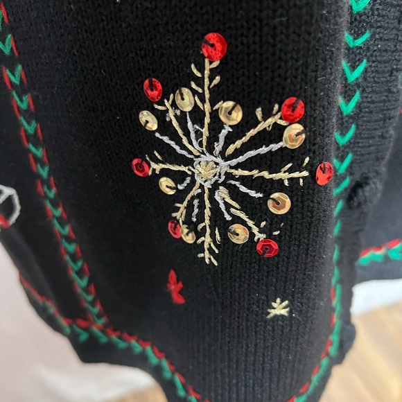 “Draper’s & Damon’s Christmas Vest - Picture 11 of 14